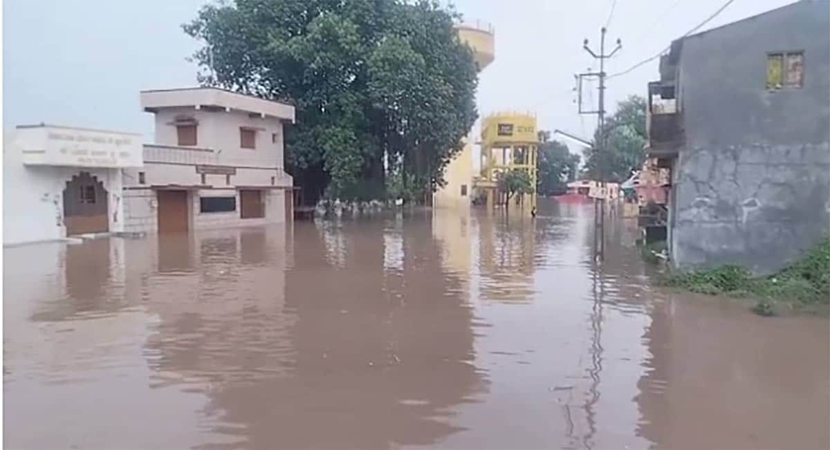 megharajas-roaring-form-siswa-village-of-anand-turned-into-a-bat-ndrf-team-arrives-for-rescue