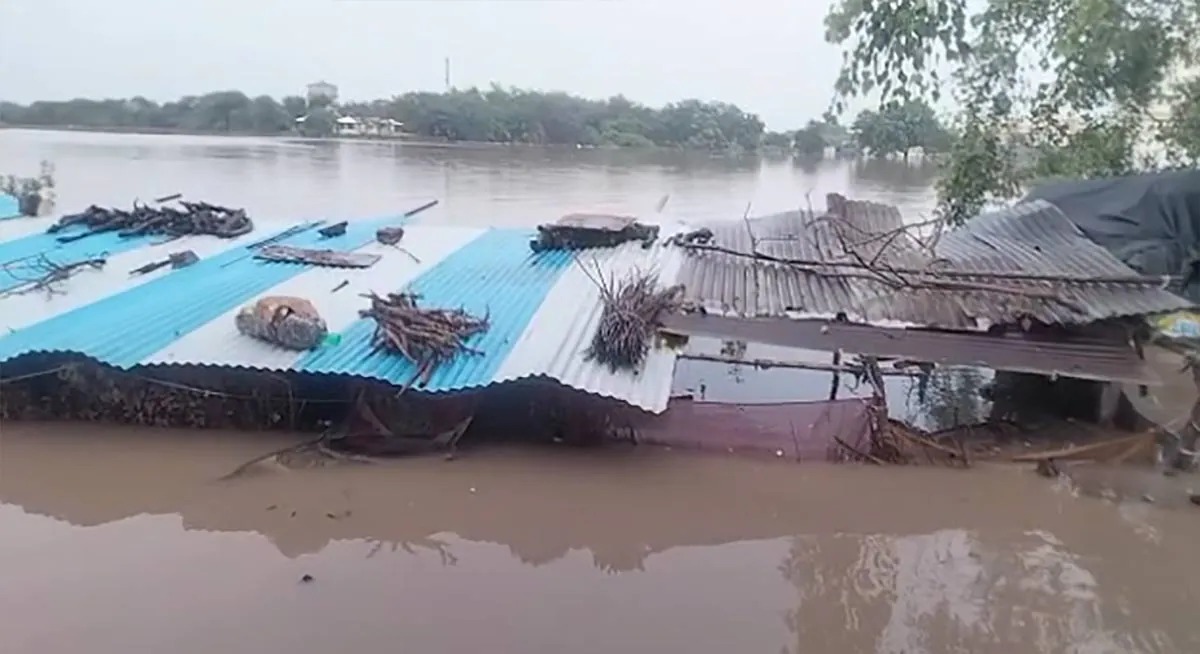 megharajas-roaring-form-siswa-village-of-anand-turned-into-a-bat-ndrf-team-arrives-for-rescue