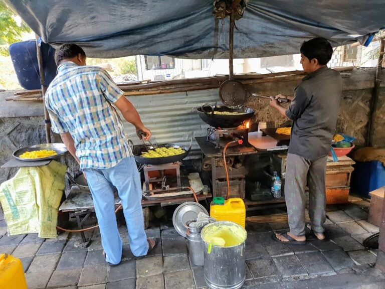 in-this-monsoon-try-stuffed-bhajiyas-in-borivali-mumbai