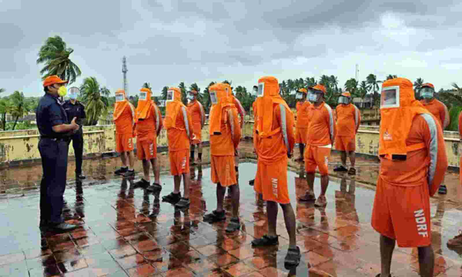 water-bombing-in-lakhpat-of-kutch-deployed-ndrf-with-11-inches-of-rain-falling