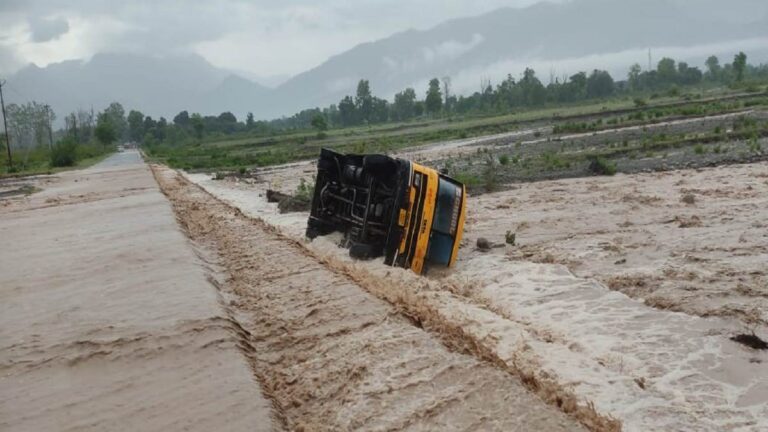 uttarakhand-school-bus-in-tanakpur-champawat-drain-in-river