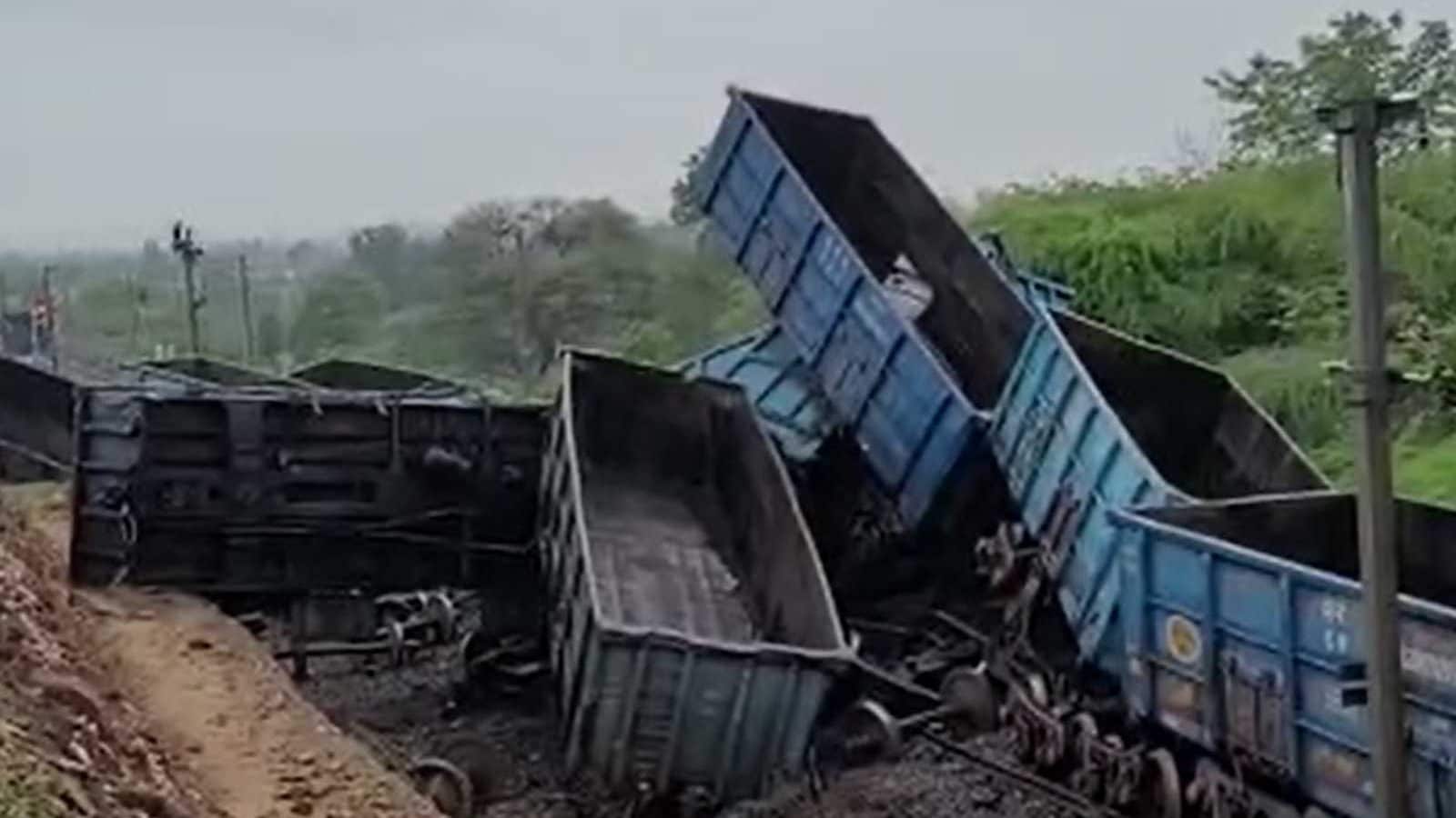 near-dahod-16-coaches-of-goods-train-derailed-at-mangal-mahudi-village