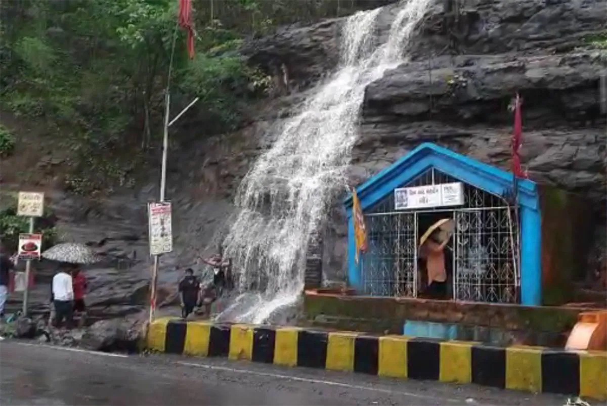 in-the-rain-dang-district-flourished-with-sixteen-arts-waterfalls-come-alive-see-the-beauty-of-nature-in-the-photos