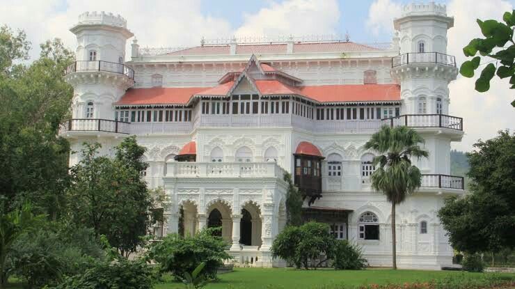 these-five-royal-palaces-of-gujarat-you-must-visit-once