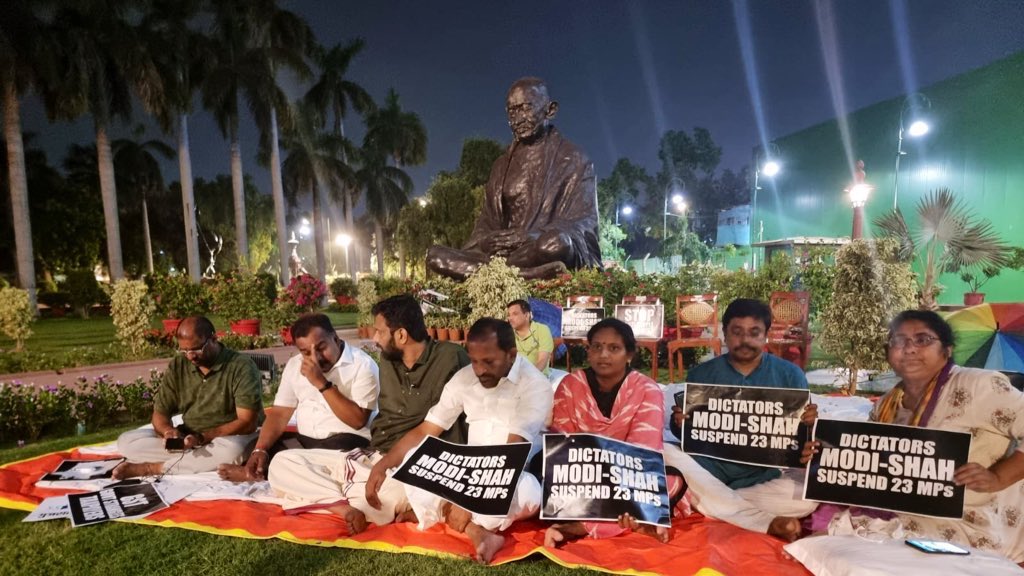 the-opposition-spent-the-night-outside-the-parliament-with-a-mosquito-net-protests-were-held-for-50-hours
