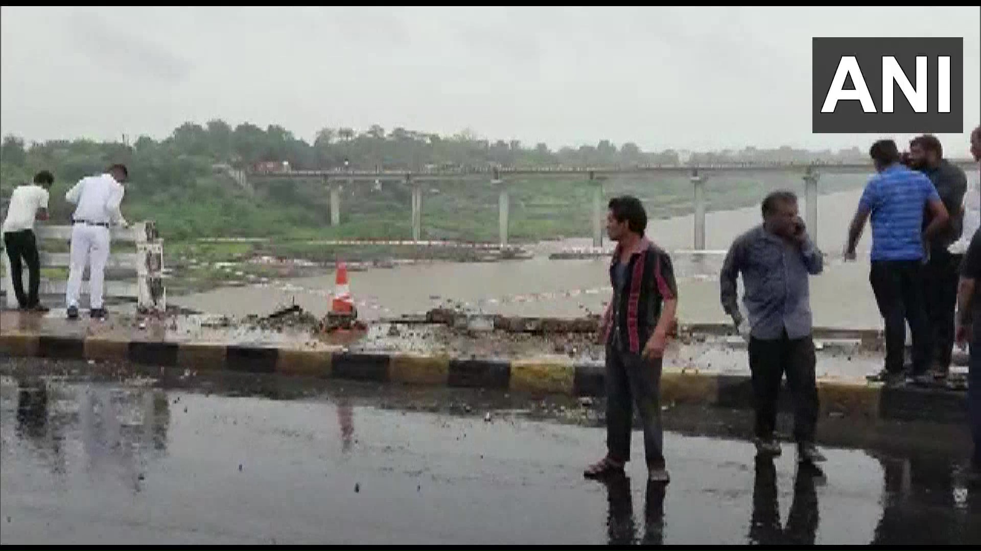 in-madhya-pradesh-bus-fell-in-narmada-river-near-khargone
