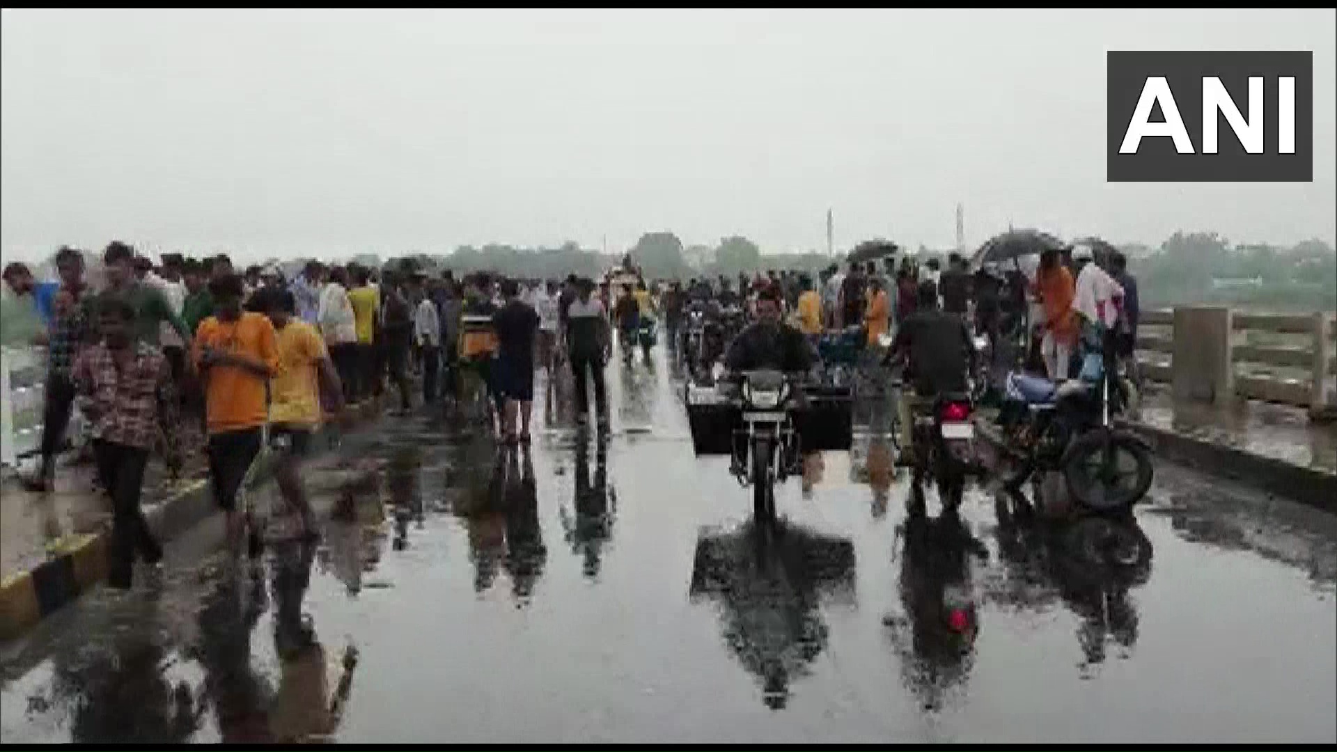 in-madhya-pradesh-bus-fell-in-narmada-river-near-khargone