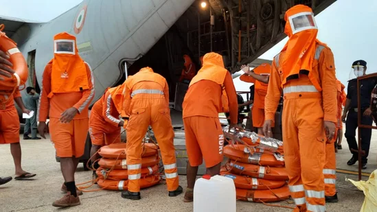 in-south-gujarat-ndrf-5-team-arrived-with-air-forces-globe-master-plane