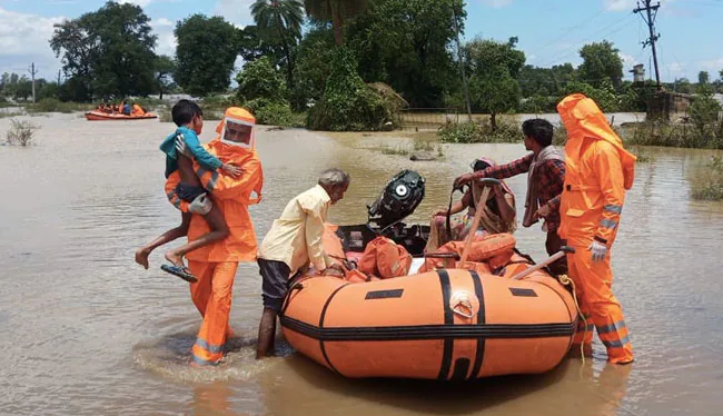 red-alert-following-rains-in-8-districts-of-gujarat-thousands-were-evacuated