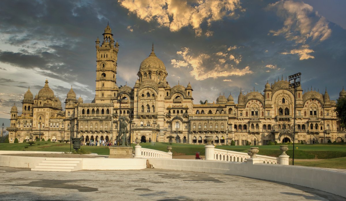 these-five-royal-palaces-of-gujarat-you-must-visit-once