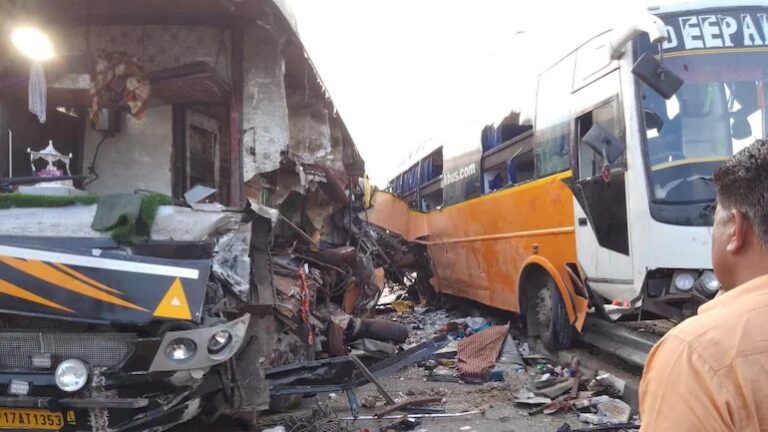 accident-between-two-buses-on-purvanchal-expressway