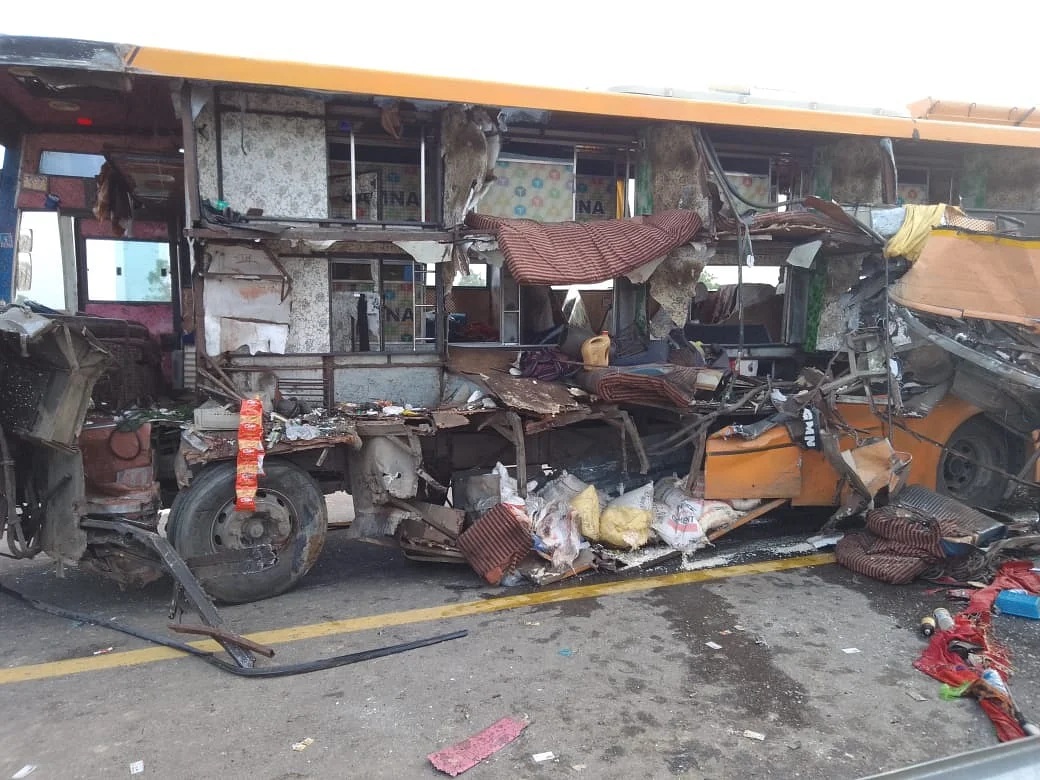 accident-between-two-buses-on-purvanchal-expressway