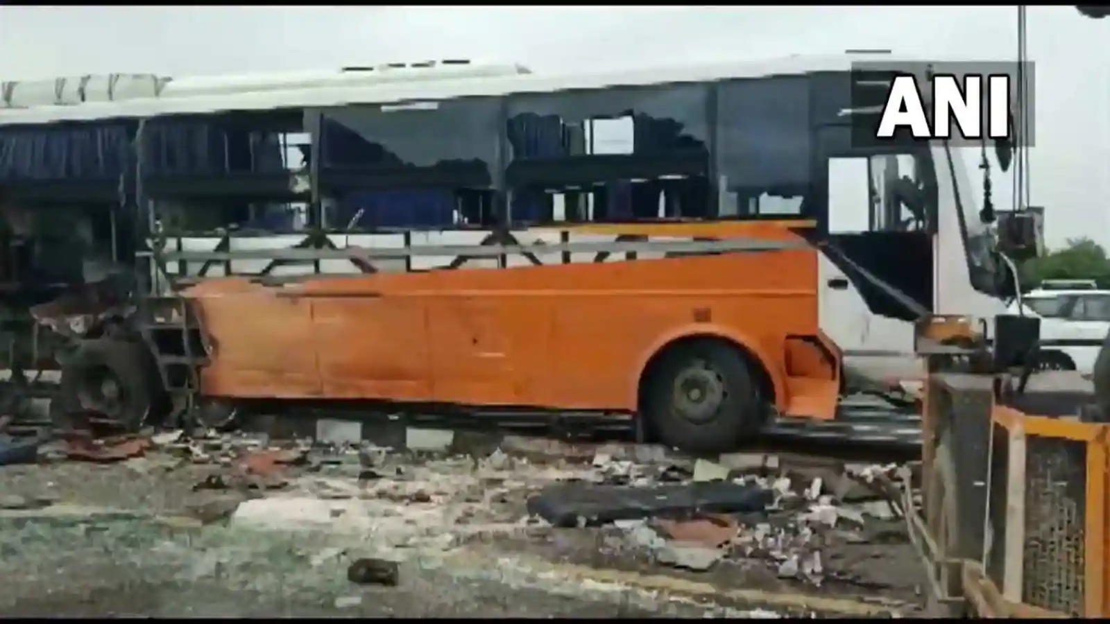 accident-between-two-buses-on-purvanchal-expressway