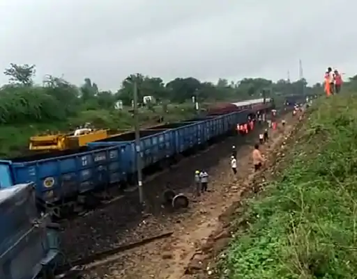 near-dahod-16-coaches-of-goods-train-derailed-at-mangal-mahudi-village