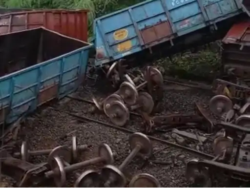 near-dahod-16-coaches-of-goods-train-derailed-at-mangal-mahudi-village