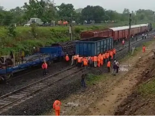 near-dahod-16-coaches-of-goods-train-derailed-at-mangal-mahudi-village