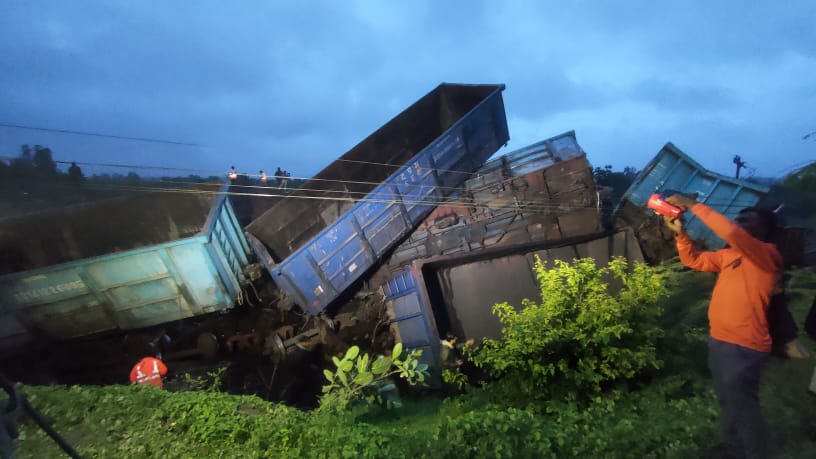 near-dahod-16-coaches-of-goods-train-derailed-at-mangal-mahudi-village