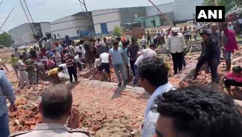 Delhi-wall-collapses-at-alipur-godown-and-6-people-die