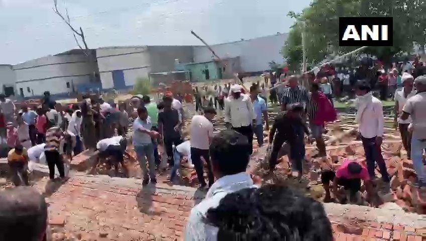 Delhi-wall-collapses-at-alipur-godown-and-6-people-die