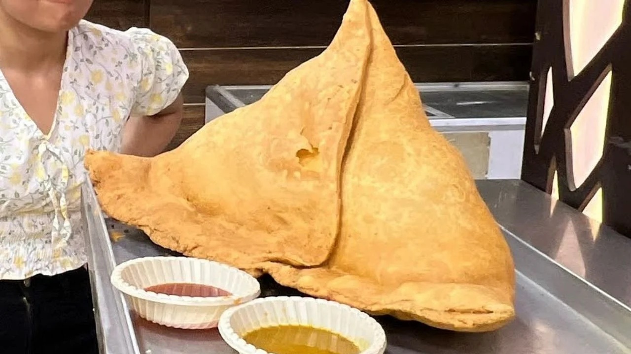 Meerut-kaushal-sweet-baahubali-samosa-viral-on-social-media