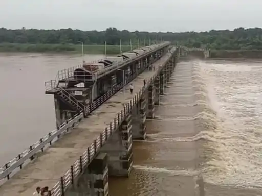 In Junagadh, the roads leading to the universal cloudburst were turned into rivers
