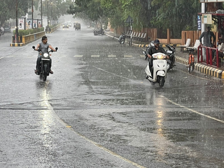 one-and-half-inches-rain-in-rajkot-with-thunder-and-lightning