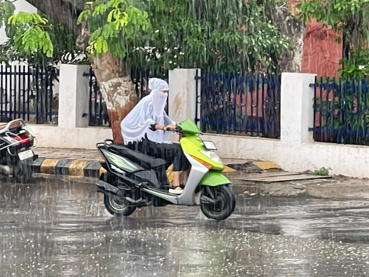 one-and-half-inches-rain-in-rajkot-with-thunder-and-lightning