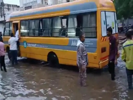 a-bus-full-of-students-was-rescued-from-the-water-at-lalpul-underbridge-in-gondal