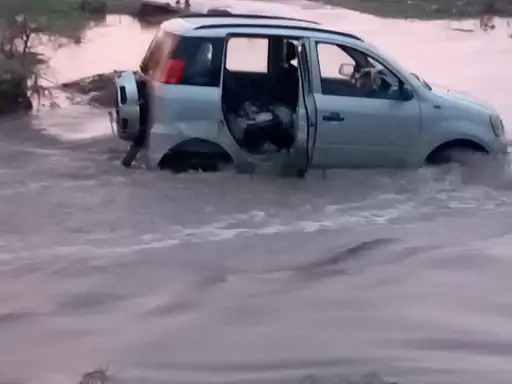 a-bus-full-of-students-was-rescued-from-the-water-at-lalpul-underbridge-in-gondal