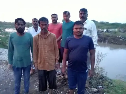 a-bus-full-of-students-was-rescued-from-the-water-at-lalpul-underbridge-in-gondal