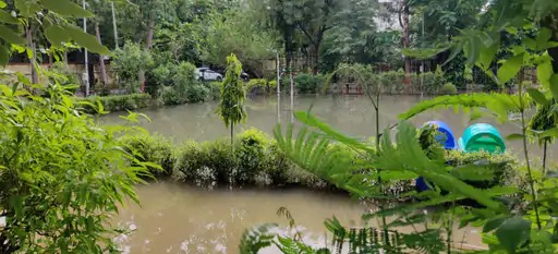 patients-trapped-in-ahmedabad-hospital-khaki-to-help-children-raised-his-hand-and-pulled-out-the-water