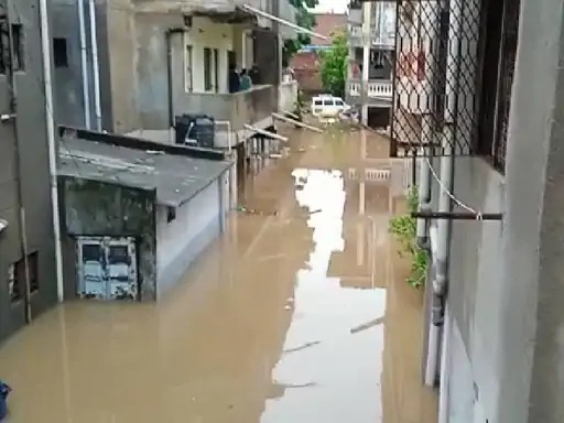 patients-trapped-in-ahmedabad-hospital-khaki-to-help-children-raised-his-hand-and-pulled-out-the-water