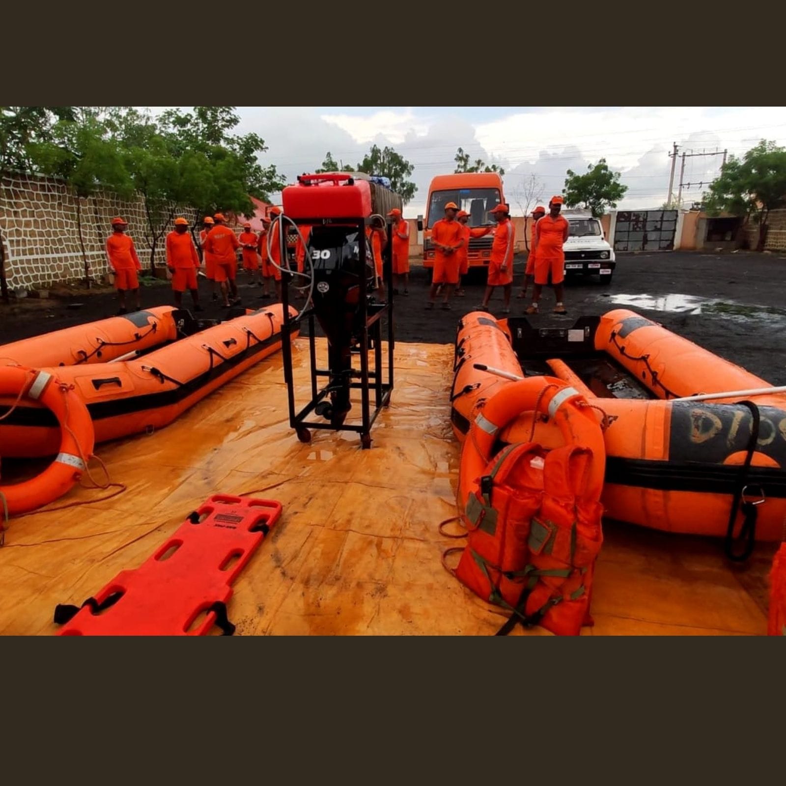 water-bombing-in-lakhpat-of-kutch-deployed-ndrf-with-11-inches-of-rain-falling
