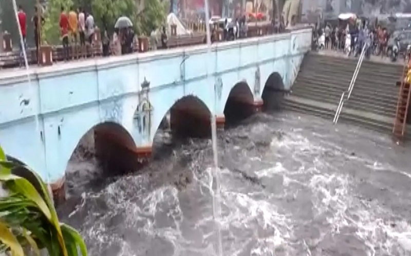 many-demos-of-gujarat-flooded-from-meghmaher-the-bridge-collapsed-water-seeped-into-the-house