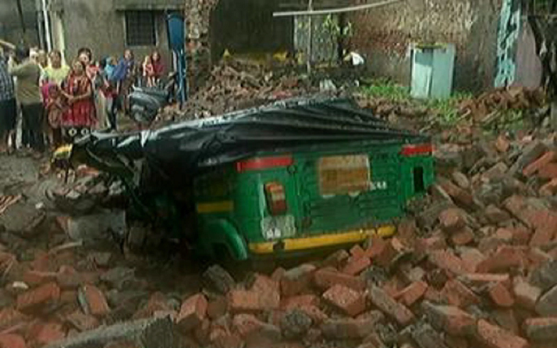 in-rajkot-4-children-were-injured-when-a-wall-collapsed-amid-heavy-rains