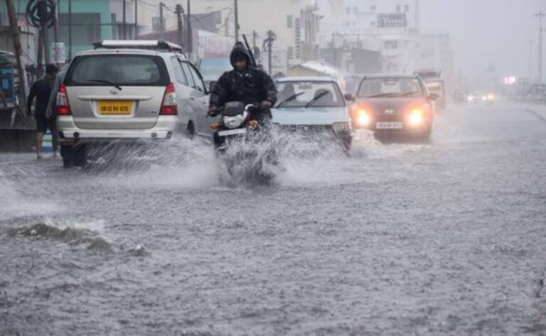 in-rajkot-4-children-were-injured-when-a-wall-collapsed-amid-heavy-rains