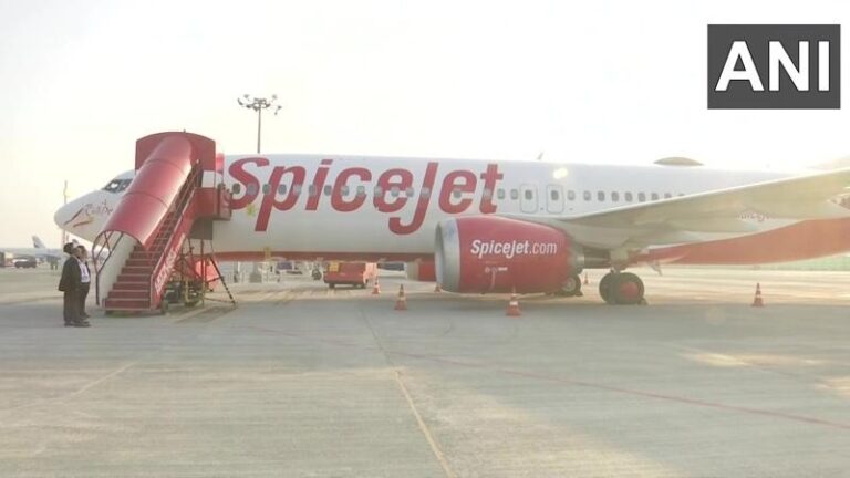 SpiceJet business! Emergency landing of SpiceJet flight in Mumbai after Karachi
