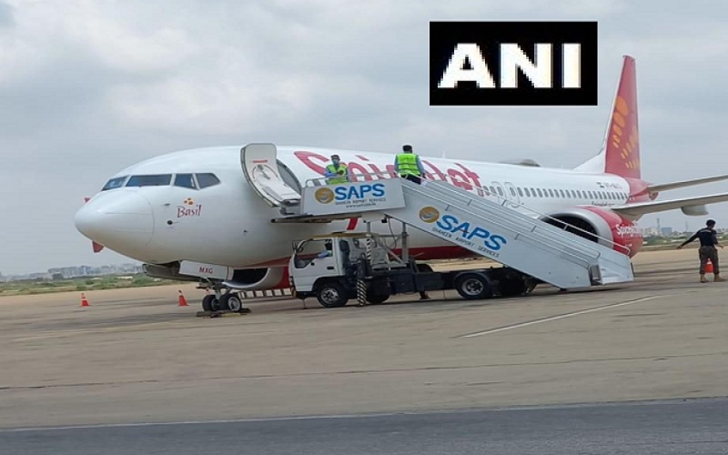 SpiceJet flight to Dubai landed in Pakistan due to a defect