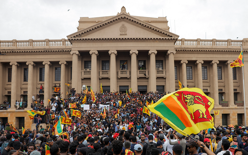 fire-in-lanka-the-president-fled-the-country-and-re-imposed-emergency