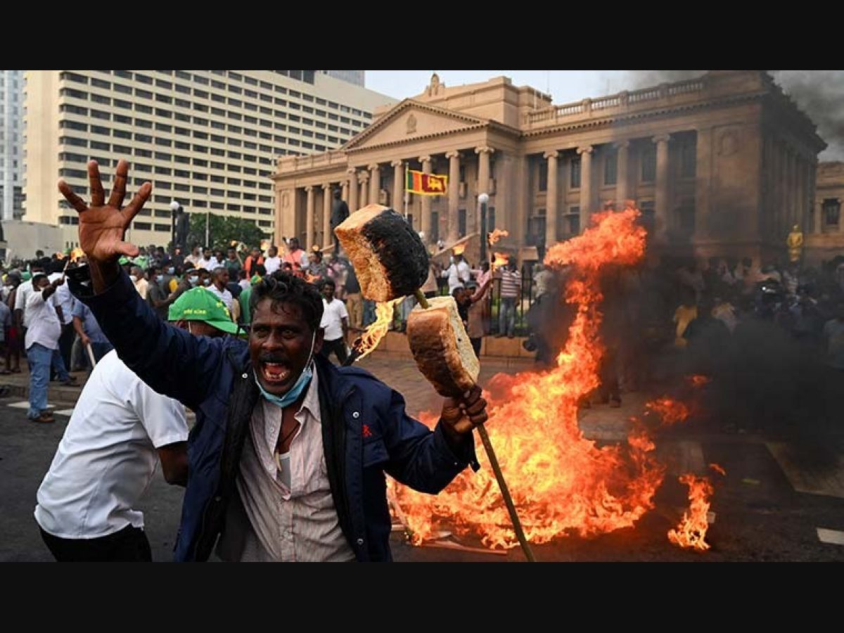 fire-in-lanka-the-president-fled-the-country-and-re-imposed-emergency