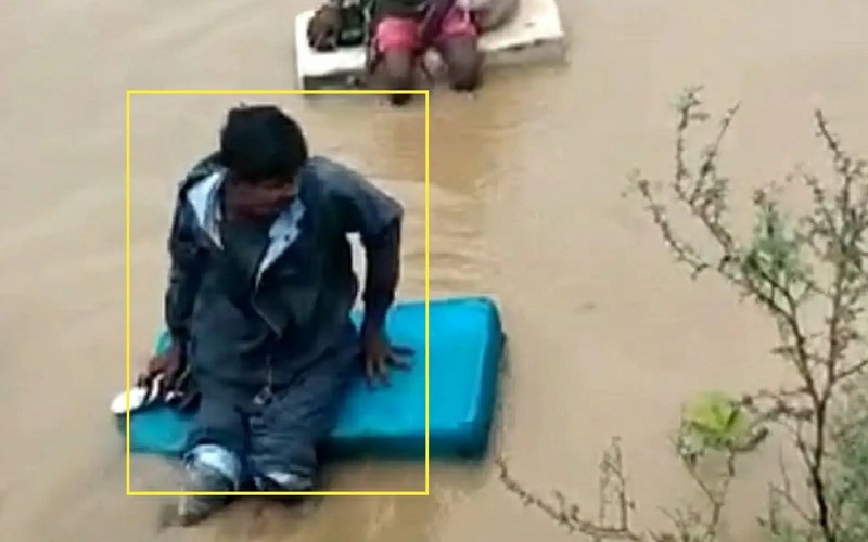 maharashtra-young-man-went-7-kilometers-bride-village-on-thermocol-boat