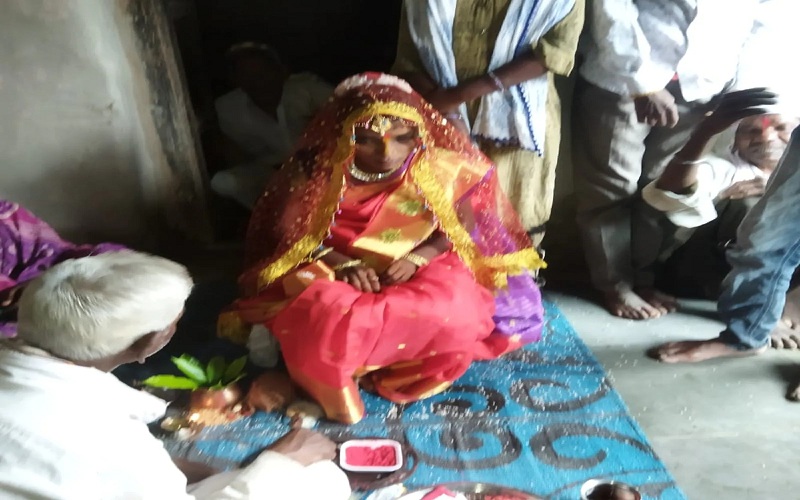 maharashtra-young-man-went-7-kilometers-bride-village-on-thermocol-boat