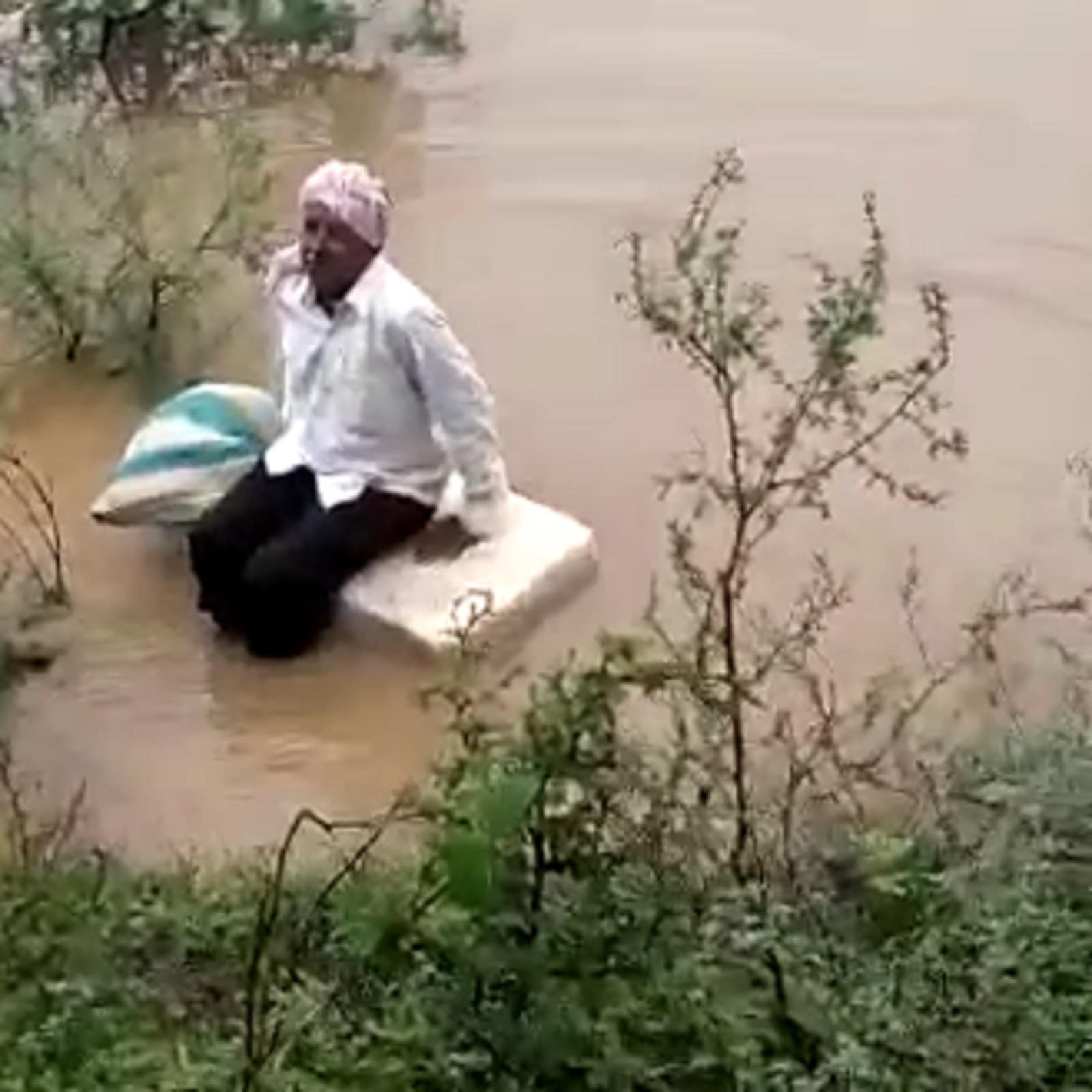maharashtra-young-man-went-7-kilometers-bride-village-on-thermocol-boat