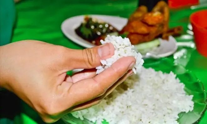 did-you-know-that-eating-food-with-your-hands-feels-tastier-than-with-a-spoon