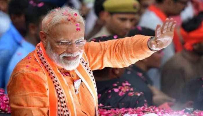 Welcoming Prime Minister Modi in Surat with great enthusiasm! Modi started his address by wishing the people on Navratri