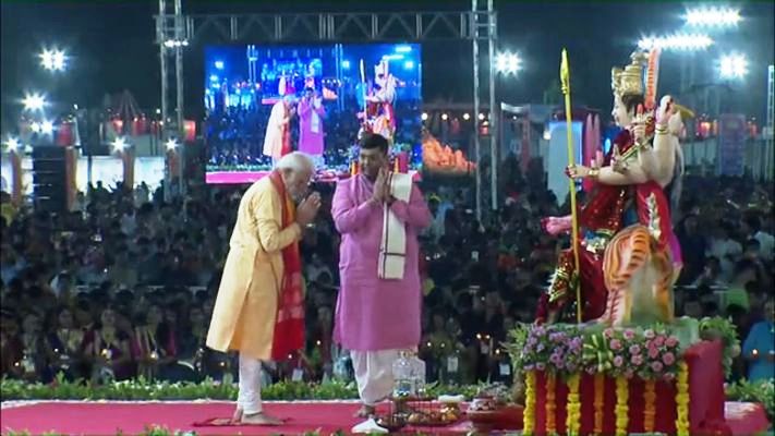 At GMDC ground, Prime Minister Modi performed aarti to Mataji! Garba watched