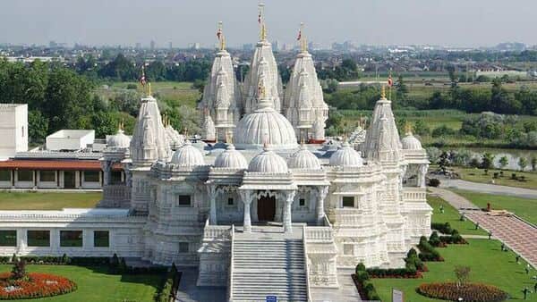 Canada-based BAPS Swaminarayan temple vandalized! Anti-India slogans were written on the walls
