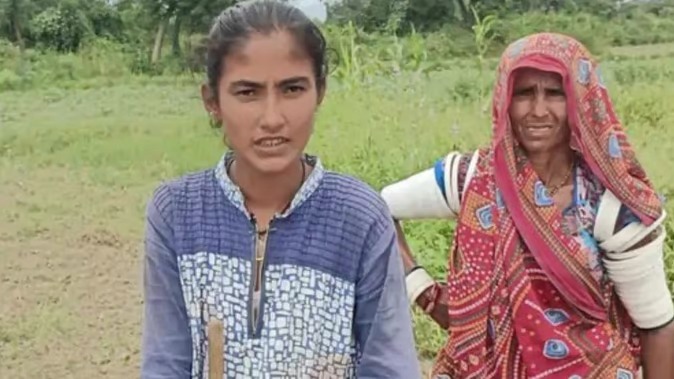Salute to the bravery of the daughter! A 14-year-old daughter bathed with a bear to save her father