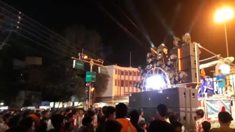 In Vadodara, there was a fight between DJs in Ganesh Visaran over dance!