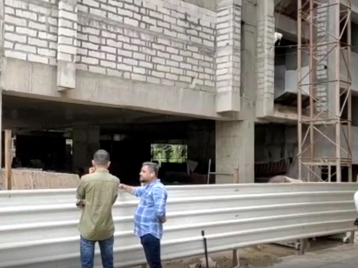 7 workers died when the lift fell from the 7th floor in an under-construction building in Ahmedabad!